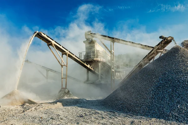 Triturador industrial máquina de trituração de pedra de rocha — Fotografia de Stock