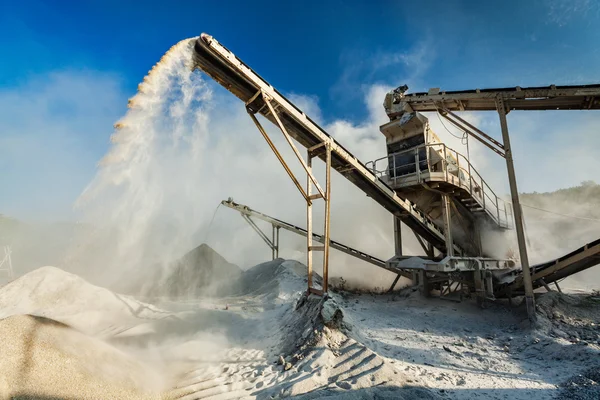 Industriële crusher - rock steen verpletterende machine — Stockfoto