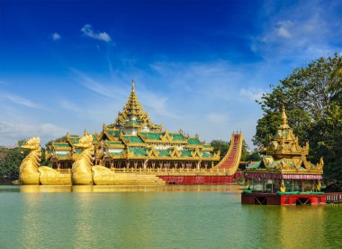 Karaweik mavna Kandawgyi Gölü, Yangon, Myanmar