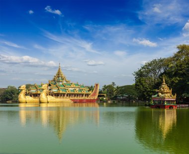 Karaweik mavna Kandawgyi Gölü, Yangon, Myanmar