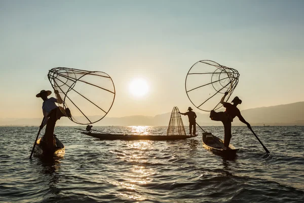 Pescatore birmano al lago Inle, Myanmar — Foto Stock