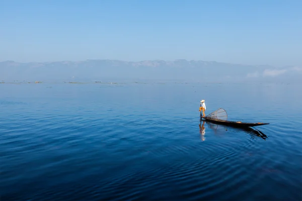 Burmesiska fiskare på inle lake, myanmar — Stockfoto