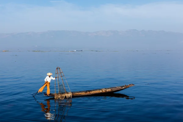 Pescatore birmano al lago Inle, Myanmar — Foto Stock