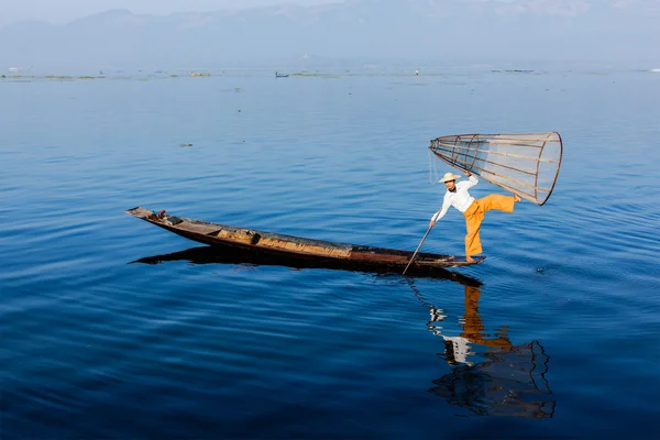 Birmański rybak w inle lake, myanmar — Zdjęcie stockowe