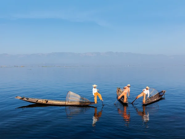 Burmesischer fischer am inle see, myanmar — Stockfoto