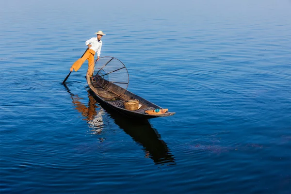 Pescador birmanês no lago Inle, Mianmar — Fotografia de Stock