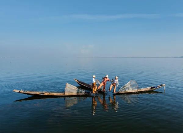 Birmese visser op Inlemeer, myanmar — Stockfoto