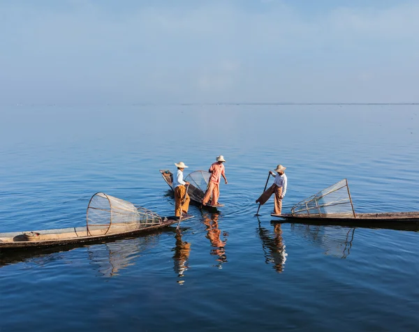 Burmesischer fischer am inle see, myanmar — Stockfoto
