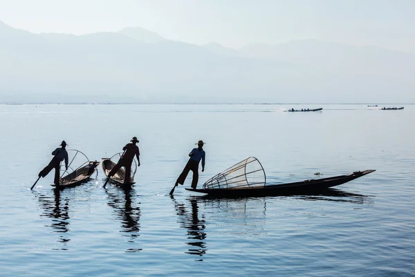 Pescador birmanês no lago Inle, Mianmar — Fotografia de Stock