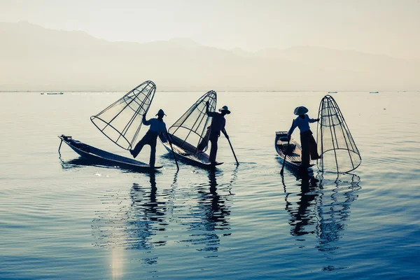 Pescatore birmano al lago Inle, Myanmar — Foto Stock
