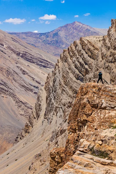 Photographer taking photos in Himalayas — Stock Photo, Image