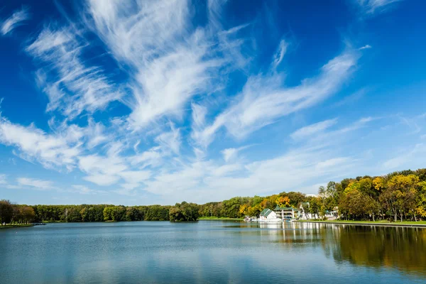 Kamsamolskaje Voziera jezero, Minsk, Bělorusko — Stock fotografie