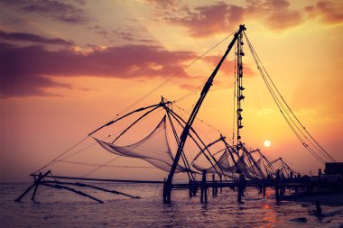günbatımı üzerinde Çince file çorap. Kochi, kerala, Hindistan