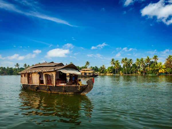 ケララ州の背水は、インドでハウスボート — ストック写真