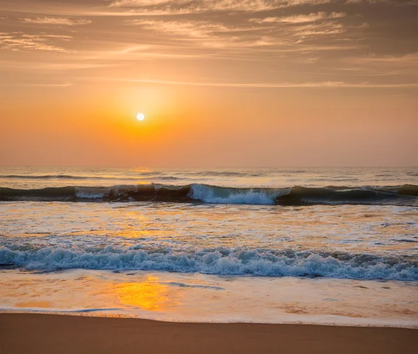 Sunrise on beach — Stock Photo, Image
