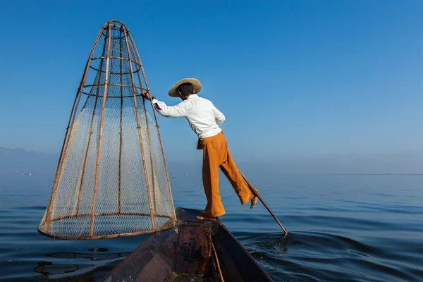 Birmański rybak w inle lake, myanmar — Zdjęcie stockowe