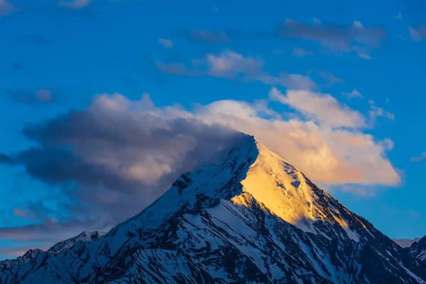 Tapa de nieve en la cima de la montaña en Himalaya — Foto de Stock