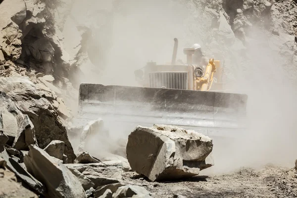 Bulldozer schoonmaken aardverschuiving vanuit weg in de Himalaya — Stockfoto