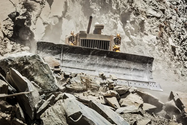 Bulldozer haciendo construcción de carreteras en el Himalaya —  Fotos de Stock