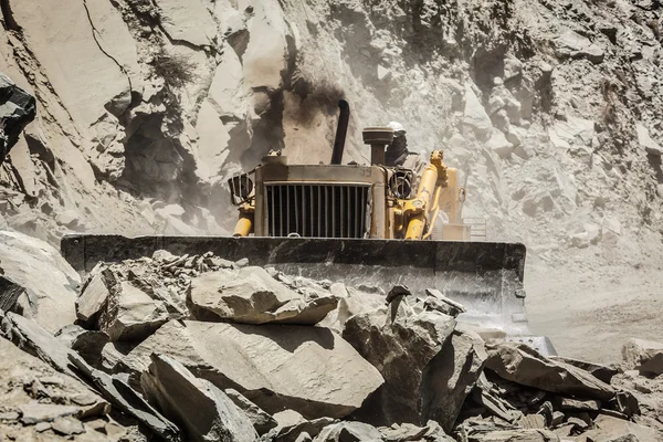 Bulldozer fazendo construção de estradas no Himalaia — Fotografia de Stock