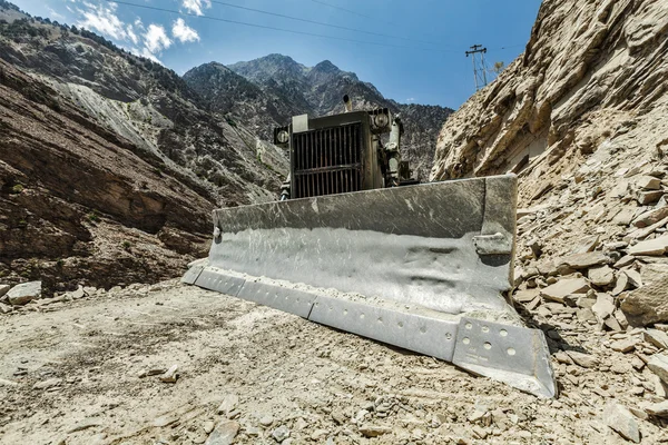 Bulldozer doing road construction in Himalayas — Stock Photo, Image