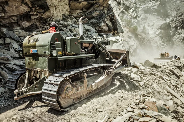 Bulldozer doen wegenbouw in Himalaya — Stockfoto