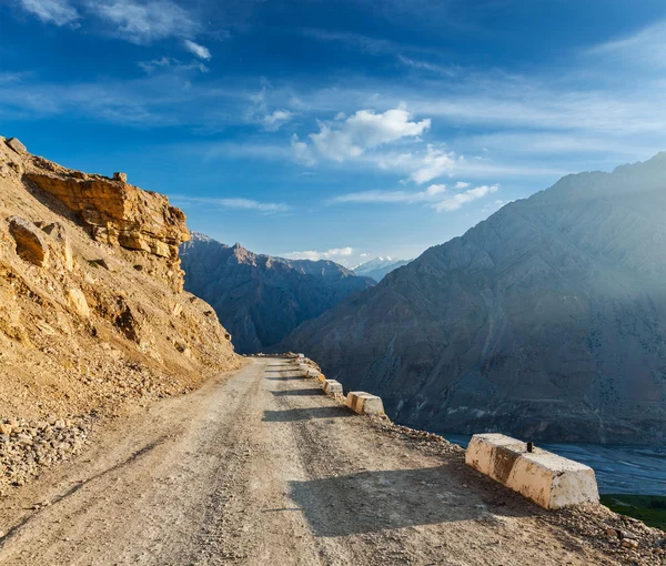 Himalayalar 'da yol — Stok fotoğraf