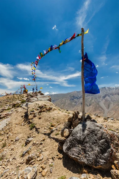 Bandiere buddiste di preghiera lungta nella valle di Spiti — Foto Stock