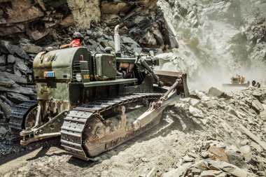Buldozer Himalayalar yol yapım işi