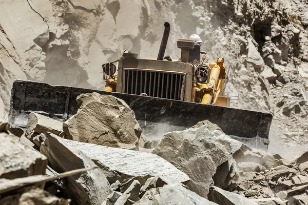 Bulldozer faire la construction de routes en Himalaya — Photo