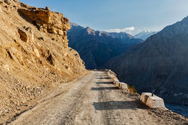 Himalayalar 'da yol