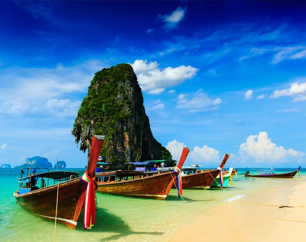 Длинная хвостовая лодка на пляже, Таиланд — стоковое фото