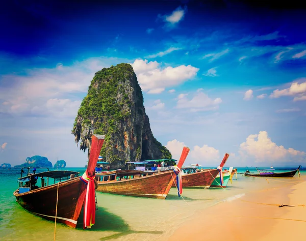 Barca a coda lunga sulla spiaggia, Thailandia — Foto Stock