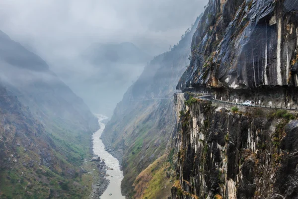 在喜马拉雅山的路上一辆车 — 图库照片