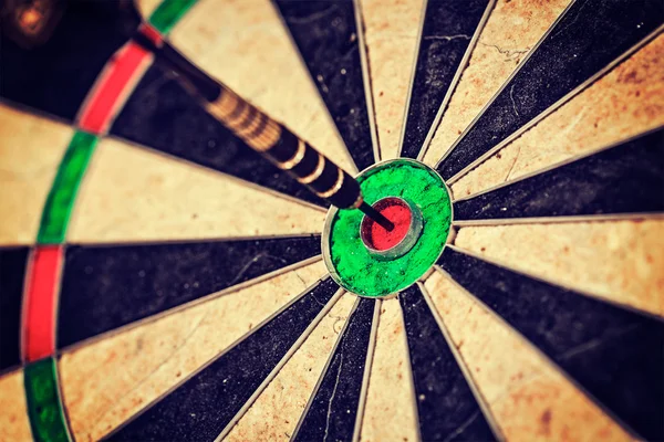 Dart i bulls eye närbild — Stockfoto