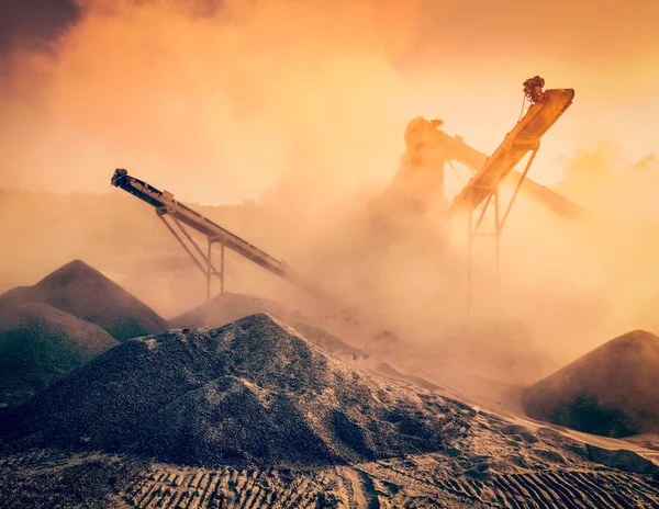 Frantoio industriale - frantumatore per pietre di roccia — Foto Stock