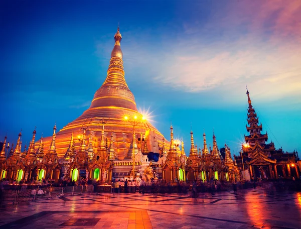 Shwedagon pagoda in the evening — Stock Photo, Image