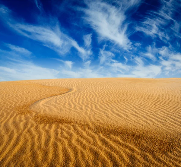 Песчаные дюны пустыни на восходе солнца — стоковое фото