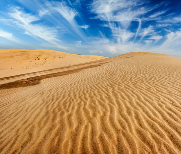 Έρημο αμμόλοφους στην Ανατολή του ηλίου — Φωτογραφία Αρχείου