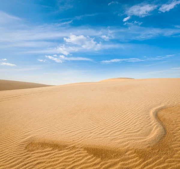 Witte zandduinen bij zonsopgang, Mui Ne, Vietnam — Stockfoto