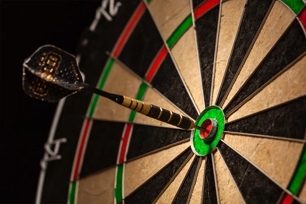 Dart i bulls eye närbild — Stockfoto