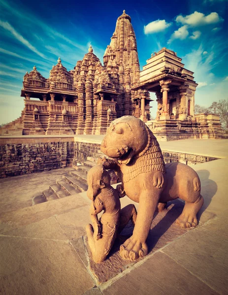 Statua del re e del leone, tempio Kandariya Mahadev — Foto Stock