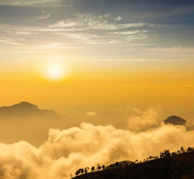 bulutlar dağlar. kodaikanal, tamil nadu