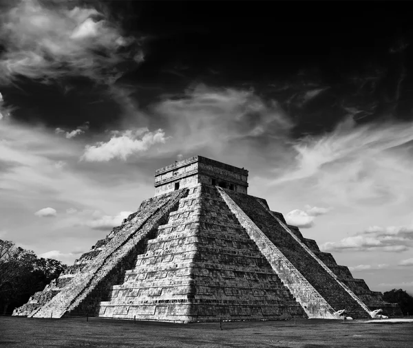 Maya piramide in Chichen-Itza, Mexico — Stockfoto