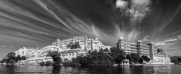 Panorama pałacu miejskim. Udaipur, Indie — Zdjęcie stockowe