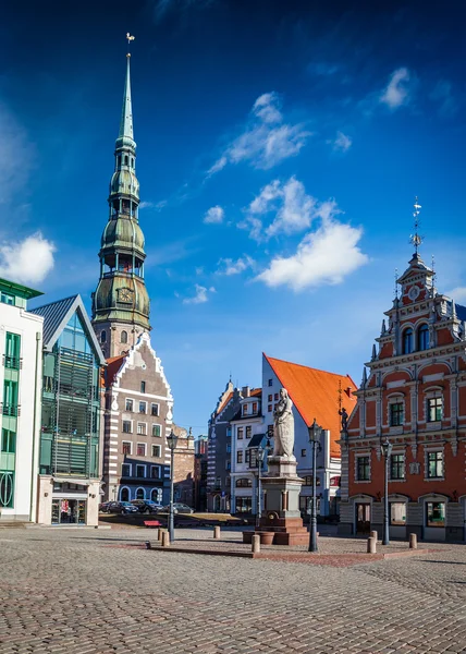 Riga radnice na náměstí a kostel St. Peters — Stock fotografie