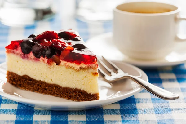 Pastel en plato con tenedor y taza de café — Foto de Stock