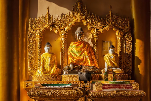 Shwedagon pagoda Buddha szobrok — Stock Fotó