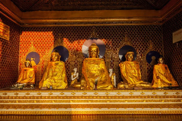 Estátuas de Buda em Shwedagon pagode — Fotografia de Stock