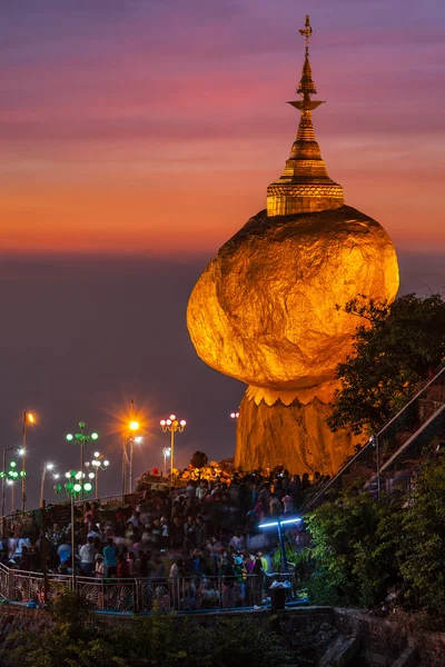 Zlatý - kyaiktiyo pagoda Rock, rock, myanmar — Stock fotografie
